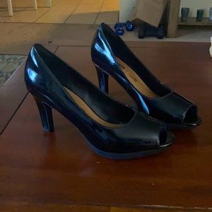CLARKS Adriel Phyliss Peep Toe Pump
